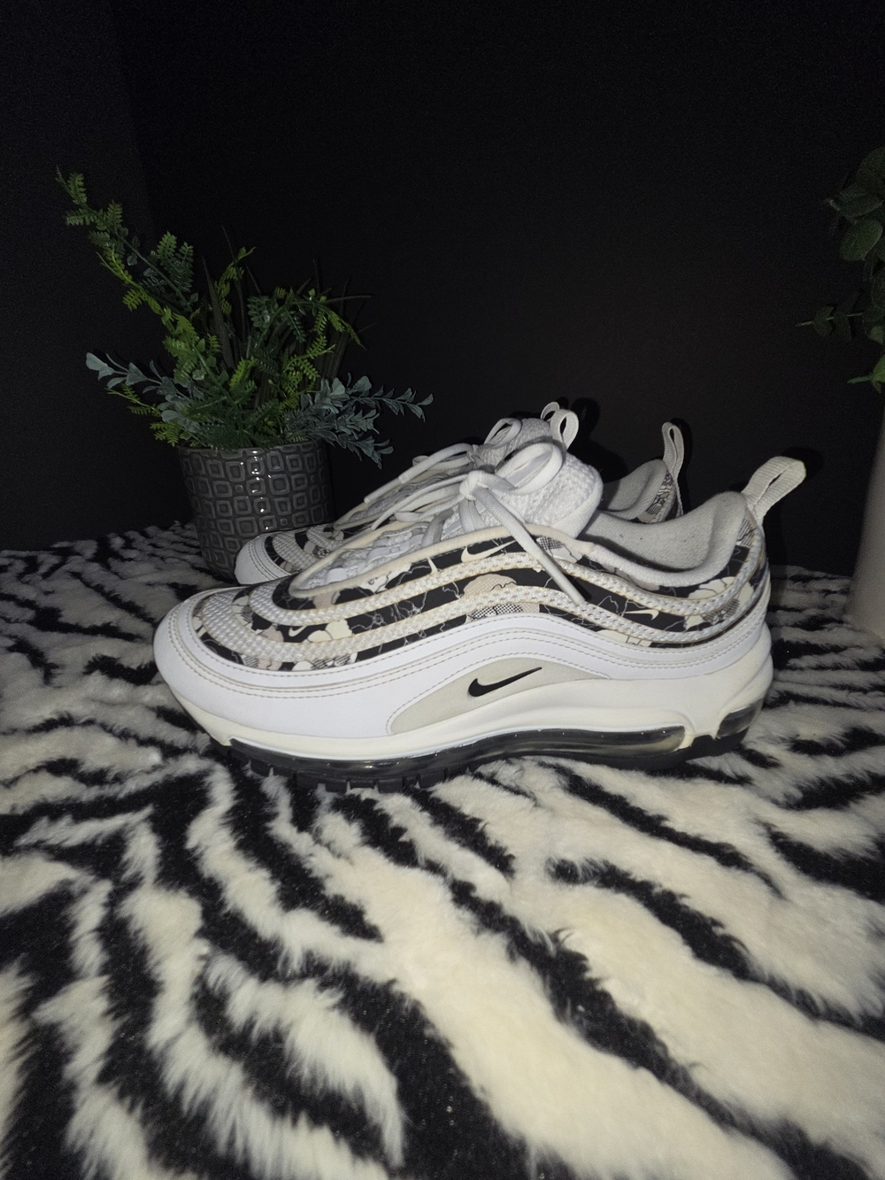 Nike Air Max 97 SE Floral White and Black Women Running Sneakers, Size 7.5